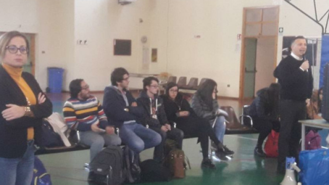 Da sinistra: Maria Terranova, gruppo di studenti e Giuseppe Di Maio
