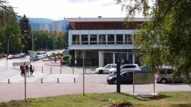 Des &eacute;tudiants de l'Universit&eacute; Grenoble Alpes logent une centaine ... - francetvinfo.fr