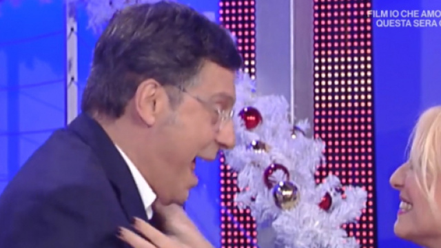 Fabrizio Frizzi abbraccia Antonella Clerici