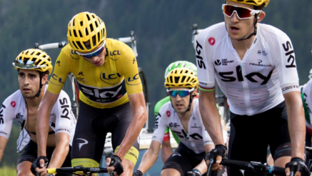 Il Team Sky in testa al gruppo al Tour de France.