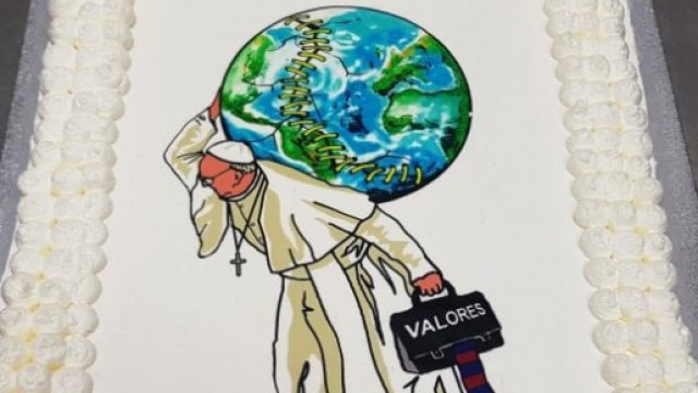 La torta dello street artist Maupal per gli 81 anni di Papa Francesco ( foto: La Repubblica )