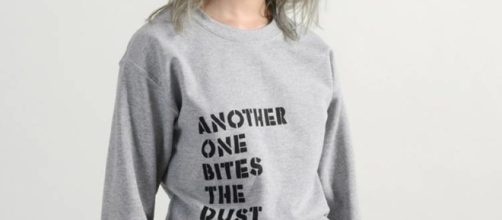 "Another One Bite the Dust" podemos leer en la sudadera m&aacute;s pol&eacute;mica del momento.