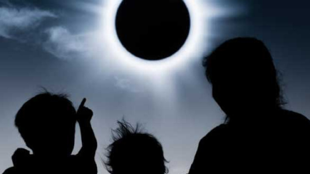 Osserva eclissi solare senza occhiali protettivi: retina bruciata.
