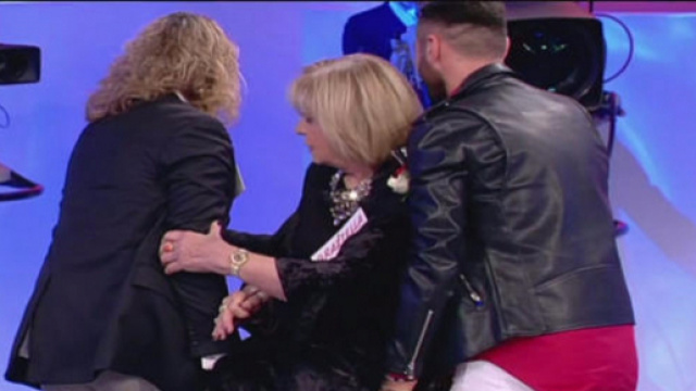 Graziella portata fuori lo studio da Marco e Sossio