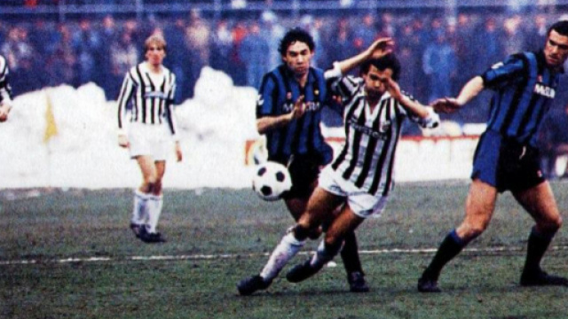 Juventus-Inter 1983/84, Michel Platini in azione contrastato da Beppe Baresi e Graziano Bini