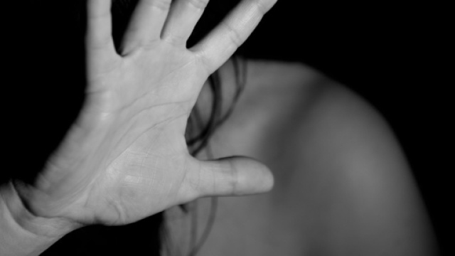 Niente carcere per la donna che ha strappato a morsi i testicoli all'ex fidanzato