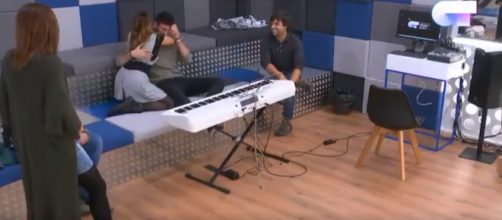 Cepeda no ha podido contener la emoci&oacute;n tras regresar de la firma de discos