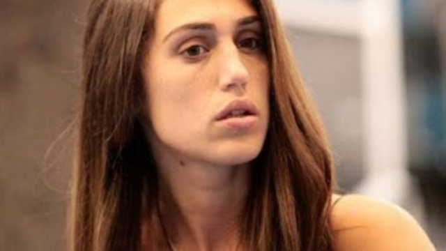 Cecilia Rodriguez: la discoteca le fa i fischi e lei risponde con il gesto dell'ombrello.