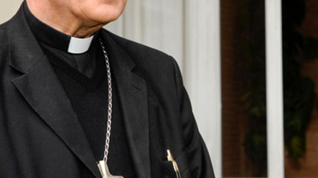 Parroco esuberante denuncia i ricattatori dei suoi video a luci rosse