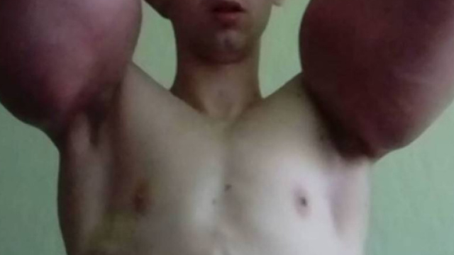 Kirill Tereshin, chiamato anche il Popeye russo: per somigliare a braccio di ferro rischia gravissime conseguenze. Foto: Instagram.