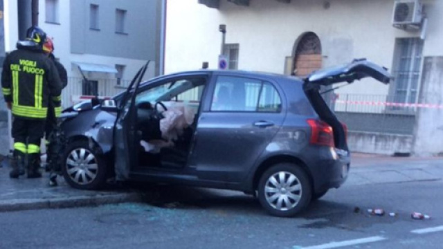 La Toyota Yaris ha concluso la sua folle corsa davanti ad un'attivit&agrave; gastronomica.