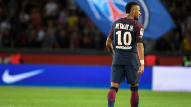 Neymar : Poursuivi par le Barca, le Br&eacute;silien contre-attaque - purepeople.com