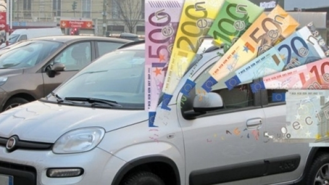 Bollo auto: potrebbe arrivarne un altro da esporre sul vetro.