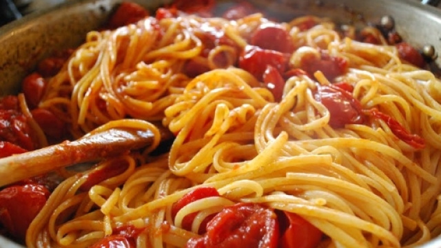 Bucatini al sugo freddo, buoni per ogni occasione.