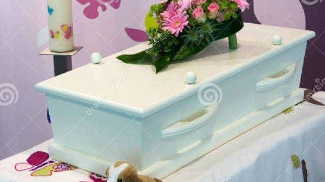 Epidemia di morbillo in Romania. I funerali di una bimba