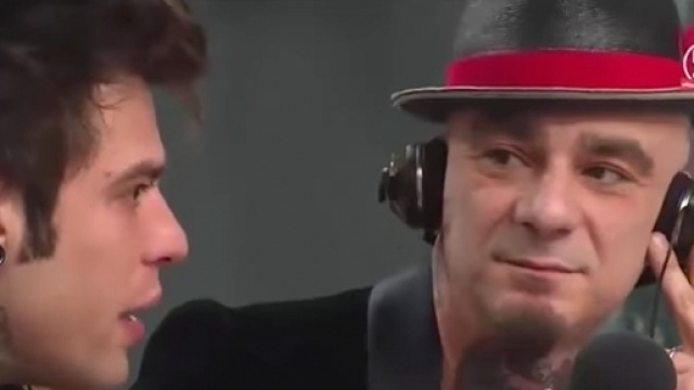 Fedez e J Ax negli studi di Radio Deejay