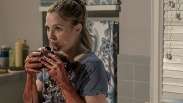 Sheila (Drew Barrymore) in una scena di Santa Clarita Diet