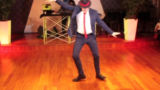 Sven Otten porta il suo ballo sul palco di Sanremo facendo impazzire il pubblico