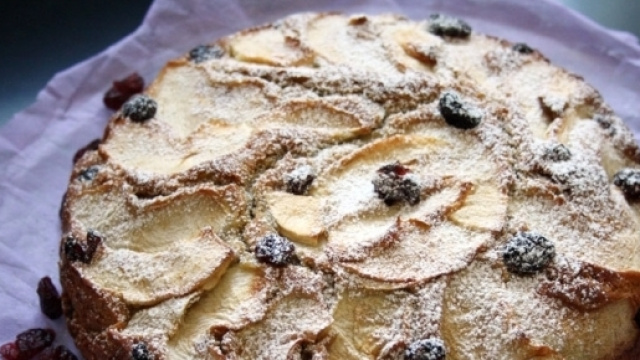 Torta di mele e mirtilli con crumble aromatico di Natalia Cattelani