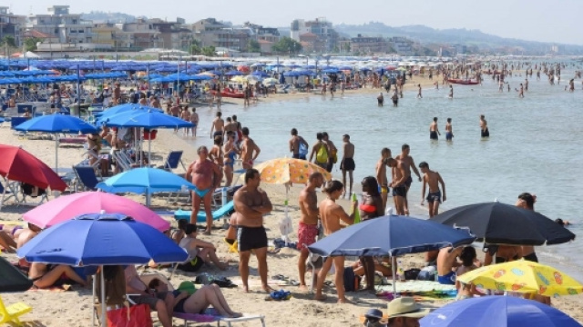 Turiste italiane rischiano l'arresto: in topless sulla spiaggia