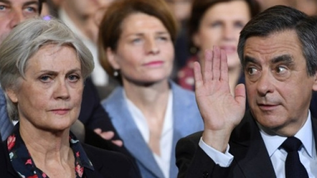 Un'immagine dei coniugi Fillon durante un incontro pubblico.