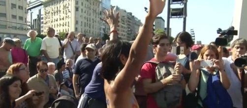 Manifestaci&oacute;n de mujeres en Buenos Aires como protesta contra la expulsi&oacute;n de tres de ellas por topless.