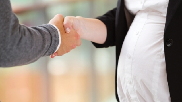 Assunta al nono mese di gravidanza, ex dipendenti dell azienda accusano "operazione di marketing"