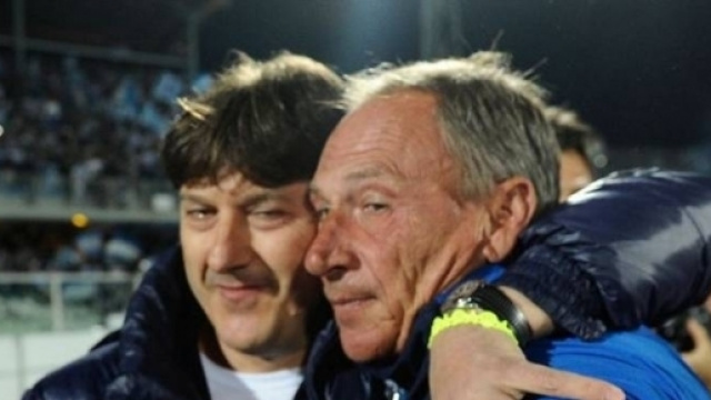 Dopo una lunghissima assenza Zednek Zeman, torna ad allenare una squadra di serie A; nella foto l'abbraccio col presidente Sebastiani.