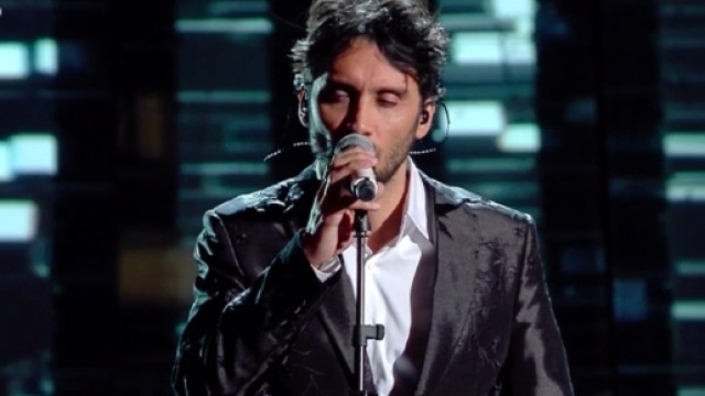 Fabrizio Moro a Sanremo con 'Portami via'.