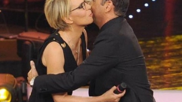 Maria De Filippi umiliata da Crozza