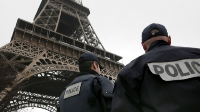 Sventato attentato a Parigi, arrestate 4 persone. Una era pronta a farsi esplodere.