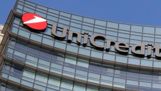 Unicredit, c'&egrave; l'accordo con i sindacati: 2 mila assunzioni a ... - lastampa.it