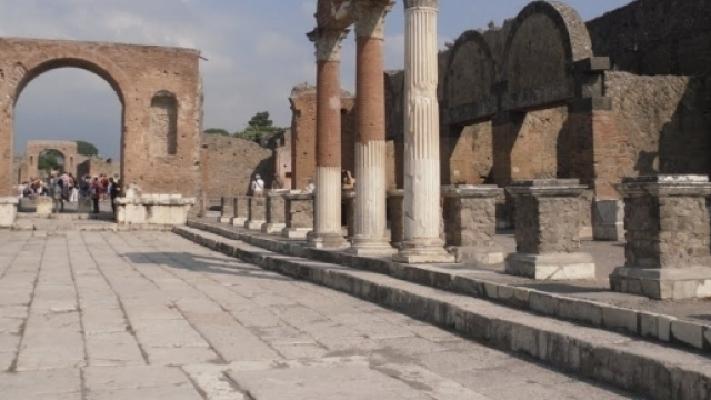 Veduta parziale del FORO con Arco Onorario. A destra, basi di statue di cittadini benemeriti della citt&agrave;. Pavimento in lastroni di travertino
