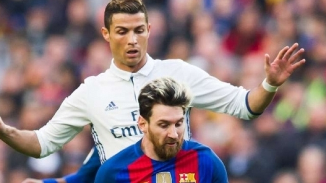 D&eacute;sormais plus en guerre avec Lionel Messi, Cristiano Ronaldo a report&eacute; sa haine sur un autre joueur du FC Barcelone - (Photo : Givemesport)