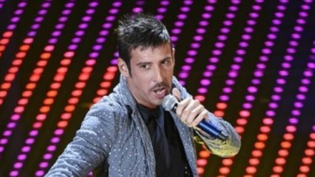Francesco Gabbani con i pantaloni stretti sul palco dell'Ariston