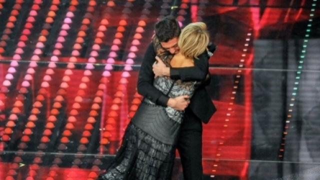 L'abbraccio tra Lele e Maria De Filippi
