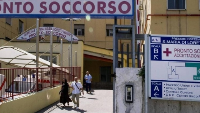 L'ospedale di Loreto Mare a Napoli, sotto inchiesta per assenteismo