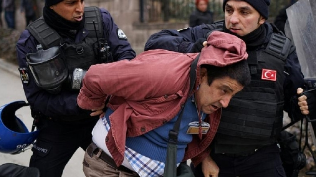 La polizia turca arresta un docente