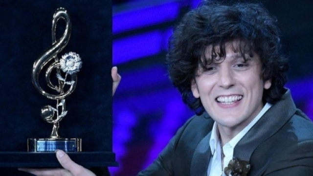 Nella terza serata Ermal Meta vince il Premio per la migliore cover con "Amara terra mia" di Domenico Modugno.