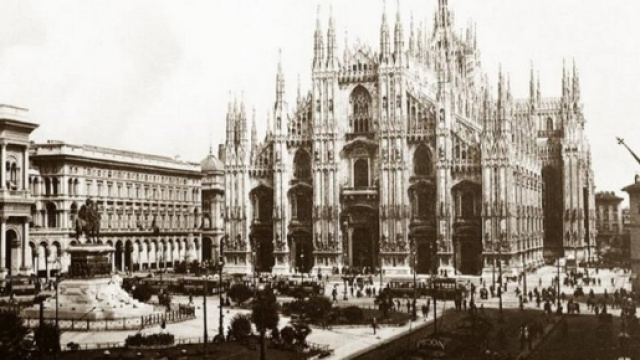 Palme in piazza Duomo a Milano a inizio 900 - (fonte: nonsprecare.it)