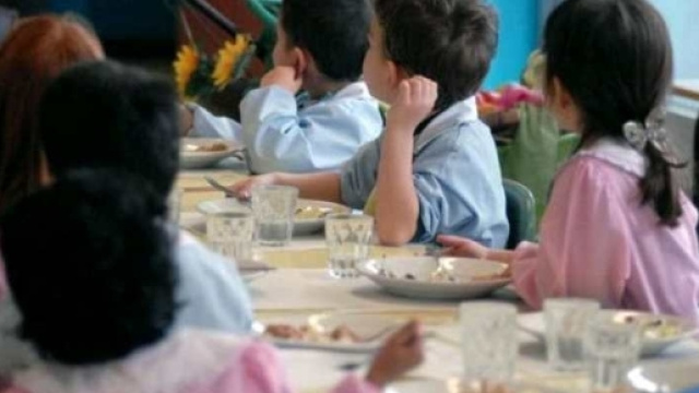 San Lazzaro, vermi nella pasta in brodo per gli alunni
