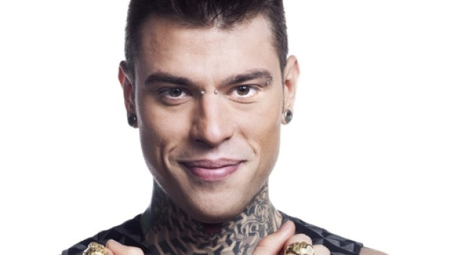 Una immagine sorridente di Fedez, nonostante i continui colpi di scena che lo vedono coinvolto.