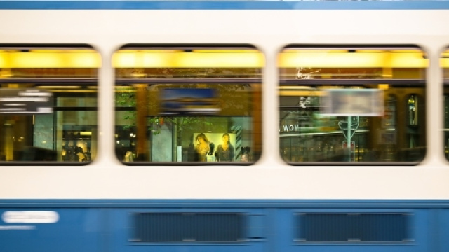 Viaggiava da sola su un carrozza di un treno la 16 enne aggredita e violentata da 2 nordafricani. Foto: pixabay.