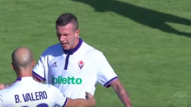 Federico Bernardeschi abbraccia il compagno di squadra Borja Valero