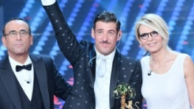 Francesco Gabbani con Maria De Filippi e Carlo Conti