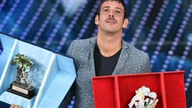 Francesco Gabbani si commuove di fronte all'inaspettato primo posto a Sanremo 2017