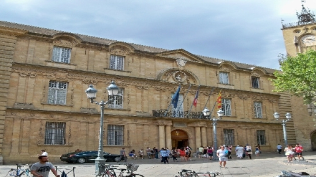 Mairie d'Aix-en-Provence en &eacute;t&eacute;