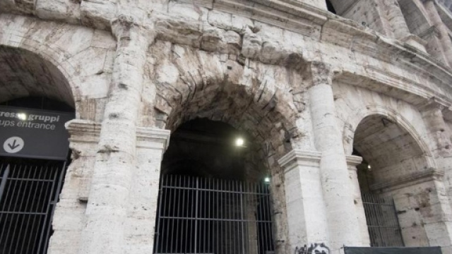 Roma, turista francese deturpa Colosseo con una monetina
