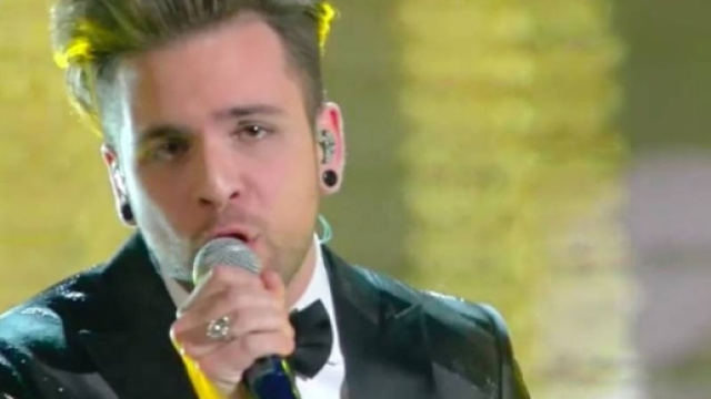 Sanremo 2017 Alessio Bernabei colpito da un cameraman