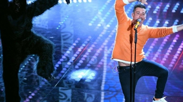 Spiazzante Gabbani, con una scimmia e molta ironia conquista il podio